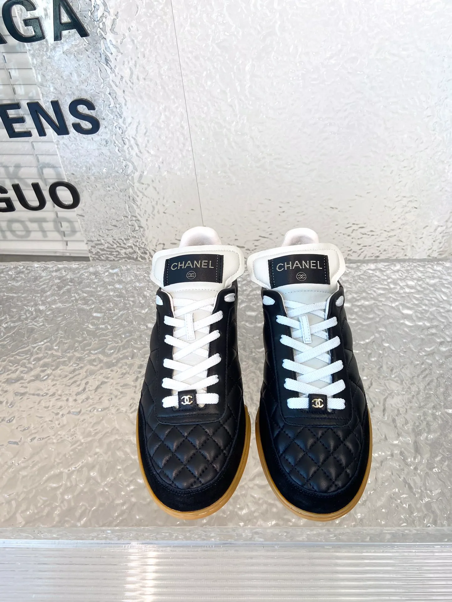 👟👟Ex-factory price 520👟👟 👟👟 👟👟Chanel Chanel 23K lambskin diamond pattern tennis shoes. Original purchase, development and production. Xiaoxiang's latest hidden tennis shoes, soft diamond pattern, soft lambskin with big tongue and classic double C logo, full of retro feel and the most versatile black and white color. A must-have casual shoe for coco girls. The sole is designed with broken nails and is super soft ▪️ Fabric: Original customized lambskin/suede ▪️ Lining: Imported customized sheepskin + mesh ▪️ Sole: Original molded diamond-shaped rubber material ▪️ Sole thickness: 2.5CM ▪️ Size: 35-40